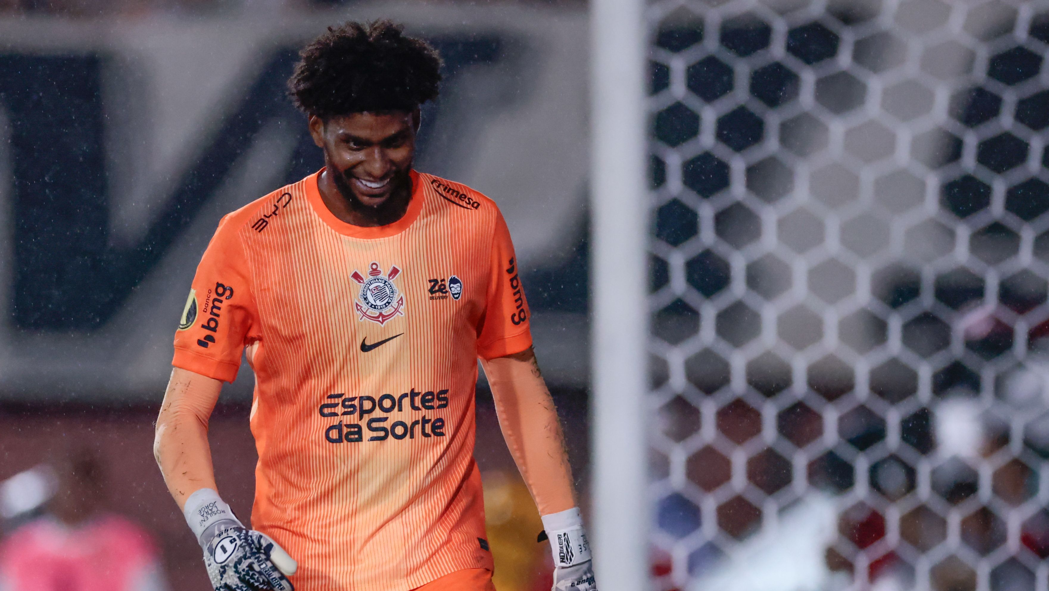 Hugo Souza já pegou 14 pênaltis com a camisa do Corinthians