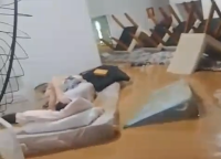 Idosos boiam em colchão após alagamento devastador em Ubá (MG)