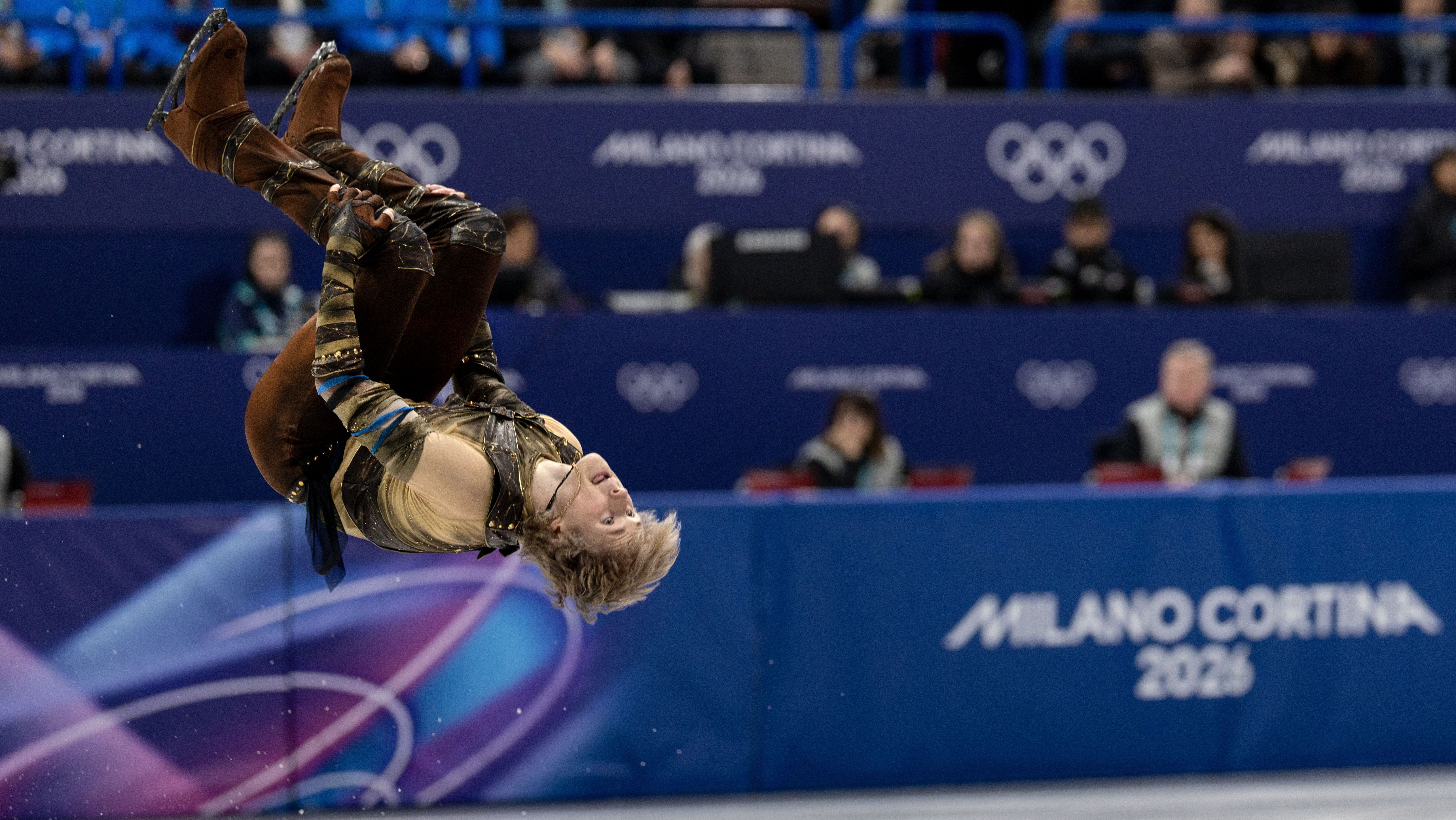 Ilia Malinin performa um backflip durante os Jogos Olímpicos de Inverno 2026