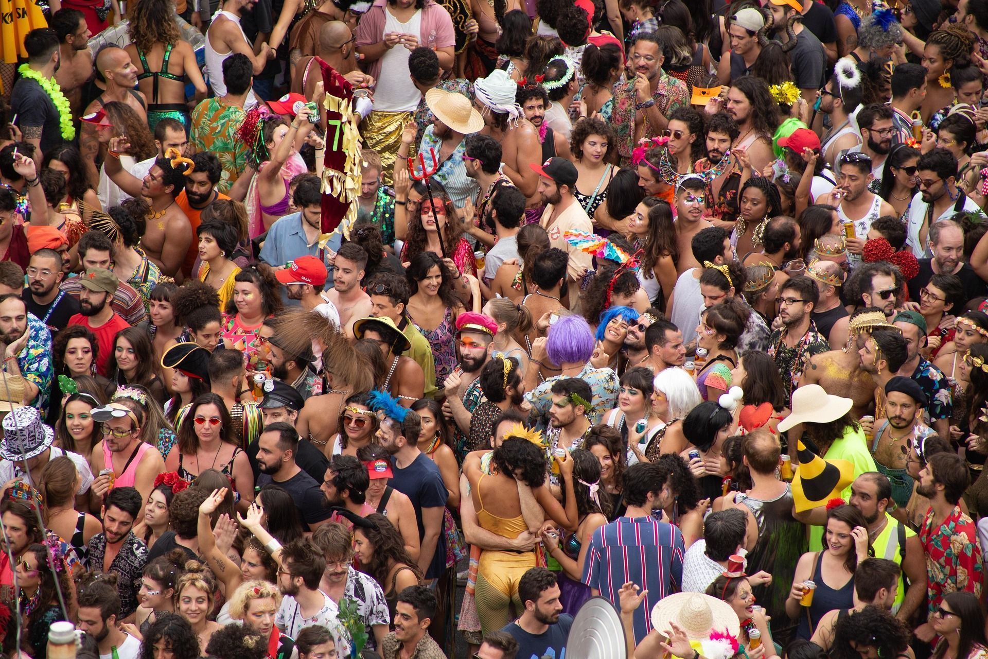 multidao-no-carnaval-brasileiro-bloco-de-rua-com-fantasias-e-pessoas-dancando-ao-ar-livre