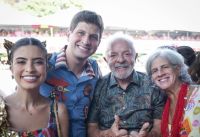 Lula marca presença no Galo da Madrugada, tradicional bloco no Recife