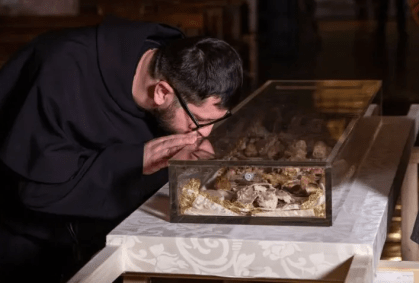 Restos mortais de São Francisco ganham exibição em Assis; conheça cidade