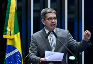 Fim da escala 6x1 é prioridade absoluta do governo, diz Randolfe Rodrigues