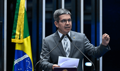 Fim da escala 6x1 é prioridade absoluta do governo, diz Randolfe Rodrigues