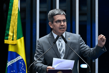 Fim da escala 6x1 é prioridade absoluta do governo, diz Randolfe Rodrigues