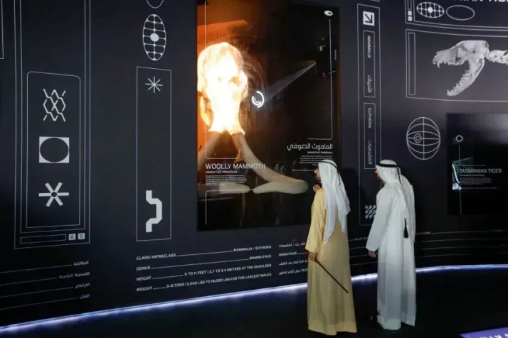 O xeque Hamdan bin Mohammed bin Rashid Al Maktoum (à esquerda) no lançamento da iniciativa no Museu do Futuro, em Dubai • Colossal Biosciences