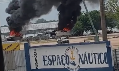 Trator leva "lanchas pegando fogo" em Belém; veja vídeo
