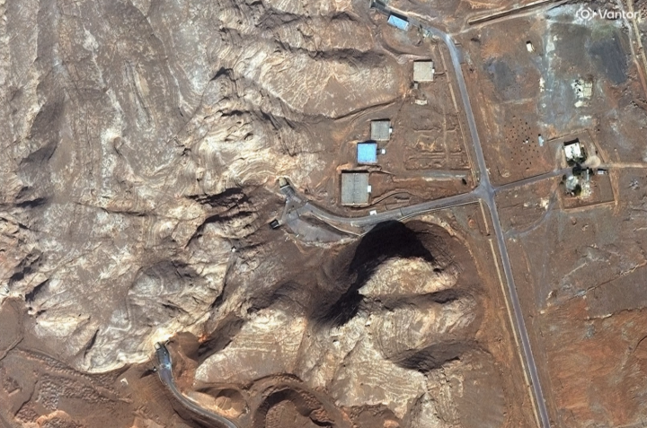 Imagem de satélite mostra entradas desobstruídas no complexo nuclear de Isfahan, no Irã • Cortesia Vantor