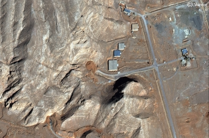 Imagem de satélite mostra que entradas do complexo nuclear de Isfahan, no Irã, foram cobertas com terra; entradas central e sul parecem ter sido totalmente enterradas • Cortesia Vantor