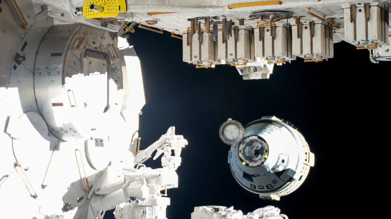 A espaçonave não tripulada Starliner da Boeing se afasta da Estação Espacial Internacional em setembro de 2024, momentos após se desacoplar do módulo Harmony para retornar à Terra • Nasa