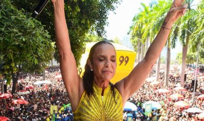 Ivete Sangalo homenageia Preta Gil em trio elétrico no Rio de Janeiro