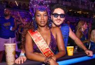 Iza assume namoro com João Vitor Silva e celebra com beijão; veja