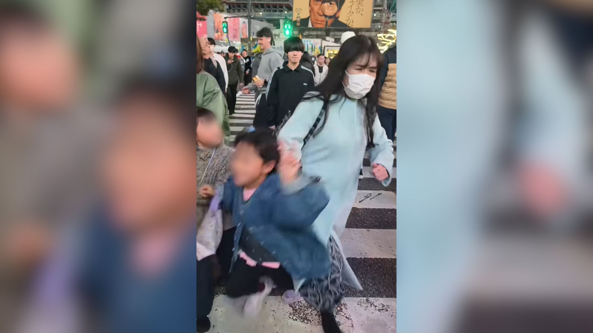 Menina é empurrada no cruzamento Shibuya, em Tóquio