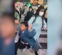 Vídeo de criança sendo empurrada em Tóquio gera revolta nas redes; veja