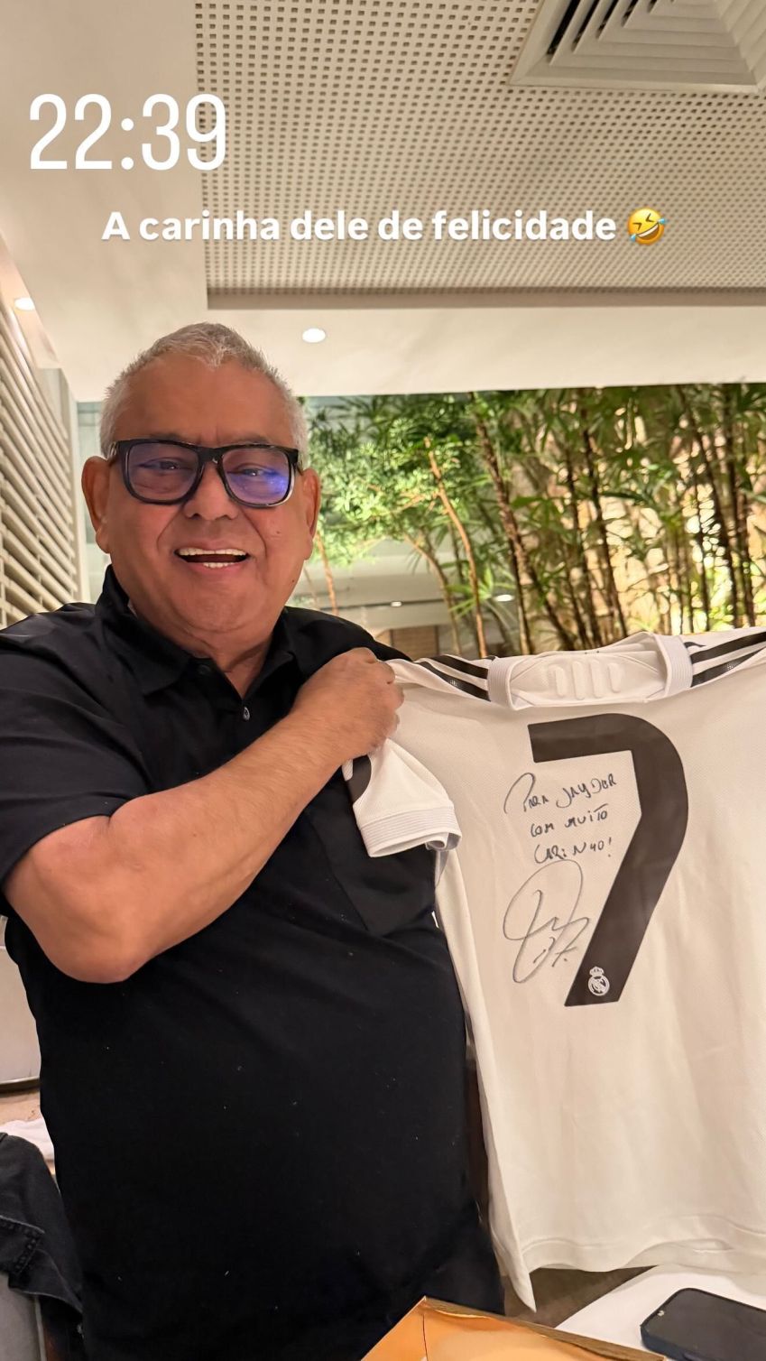 Jayder Soares ganha camisa autografada de Vini Jr. • Instagram/Virginia Fonseca