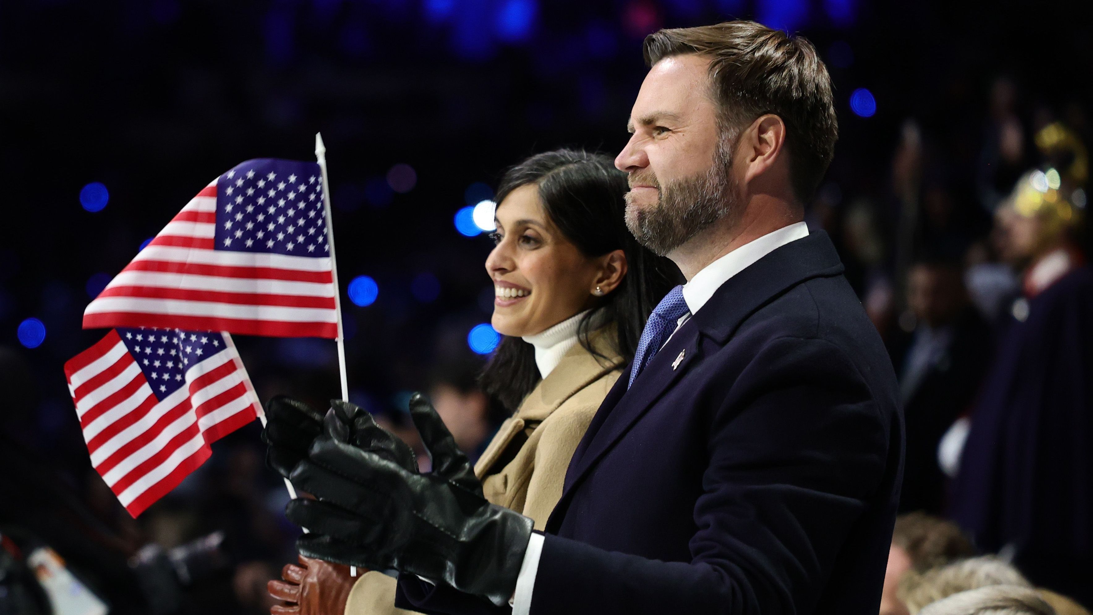 JD Vance, vice-presidente dos Estados Unidos, e a segunda-dama Usha Vance participam da cerimônia de abertura dos Jogos Olímpicos de Inverno de Milano-Cortina 2026 no Estádio San Siro.