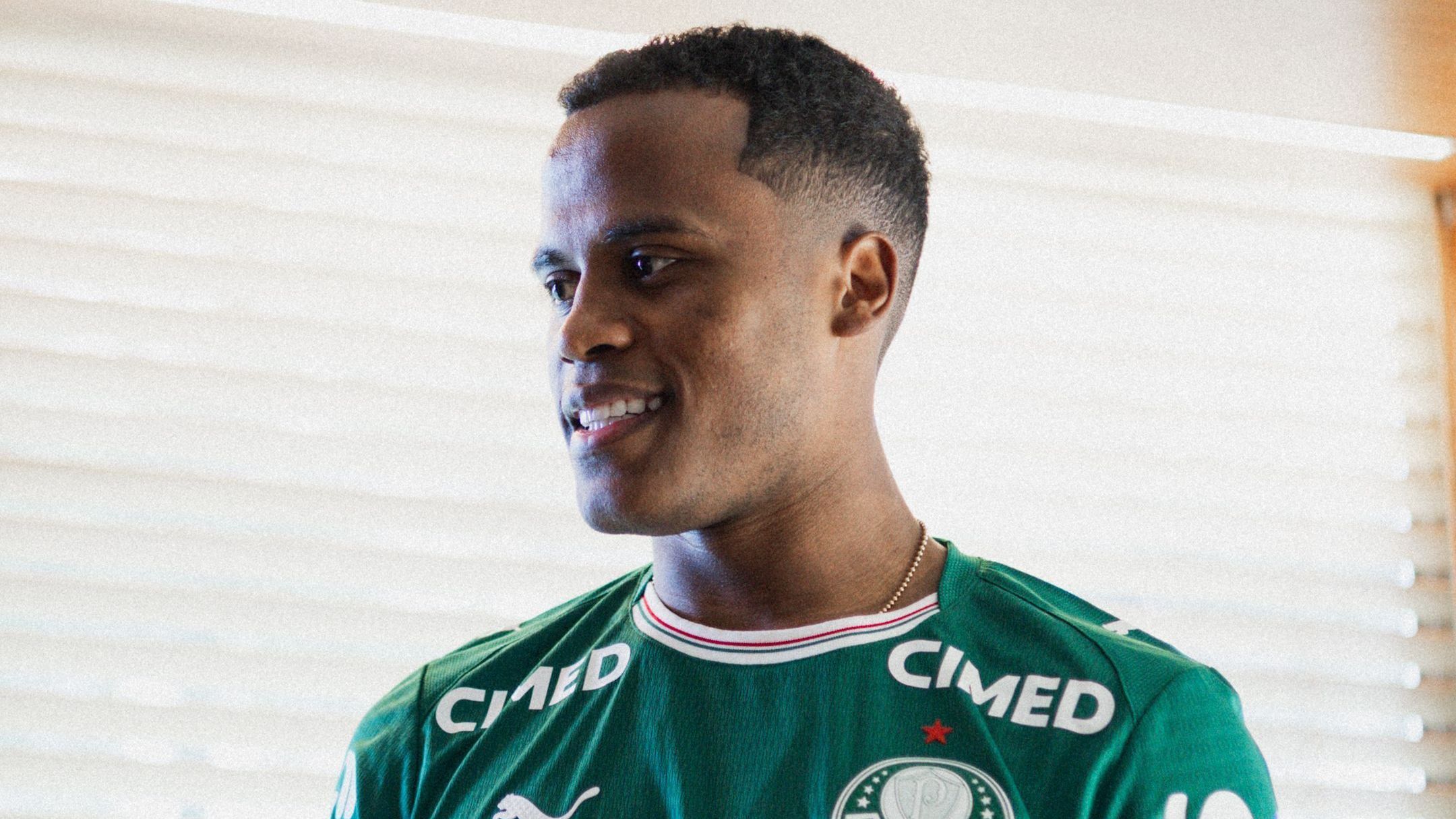 Jhon Arias veste camisa do Palmeiras pela primeira vez