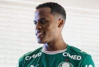 Arias desembarca, posa com camisa do Palmeiras e será apresentado