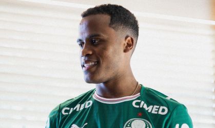 Jhon Arias veste camisa do Palmeiras pela primeira vez