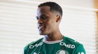Arias desembarca, posa com camisa do Palmeiras e será apresentado
