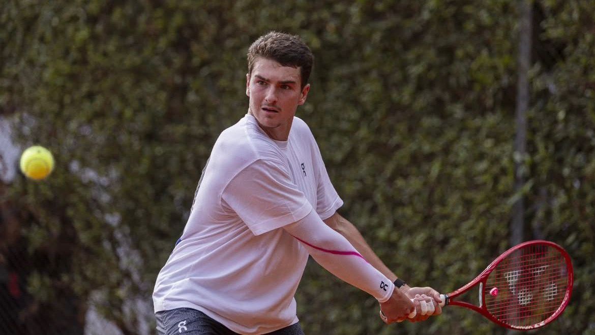 João Fonseca em ação no ATP de Buenos Aires.