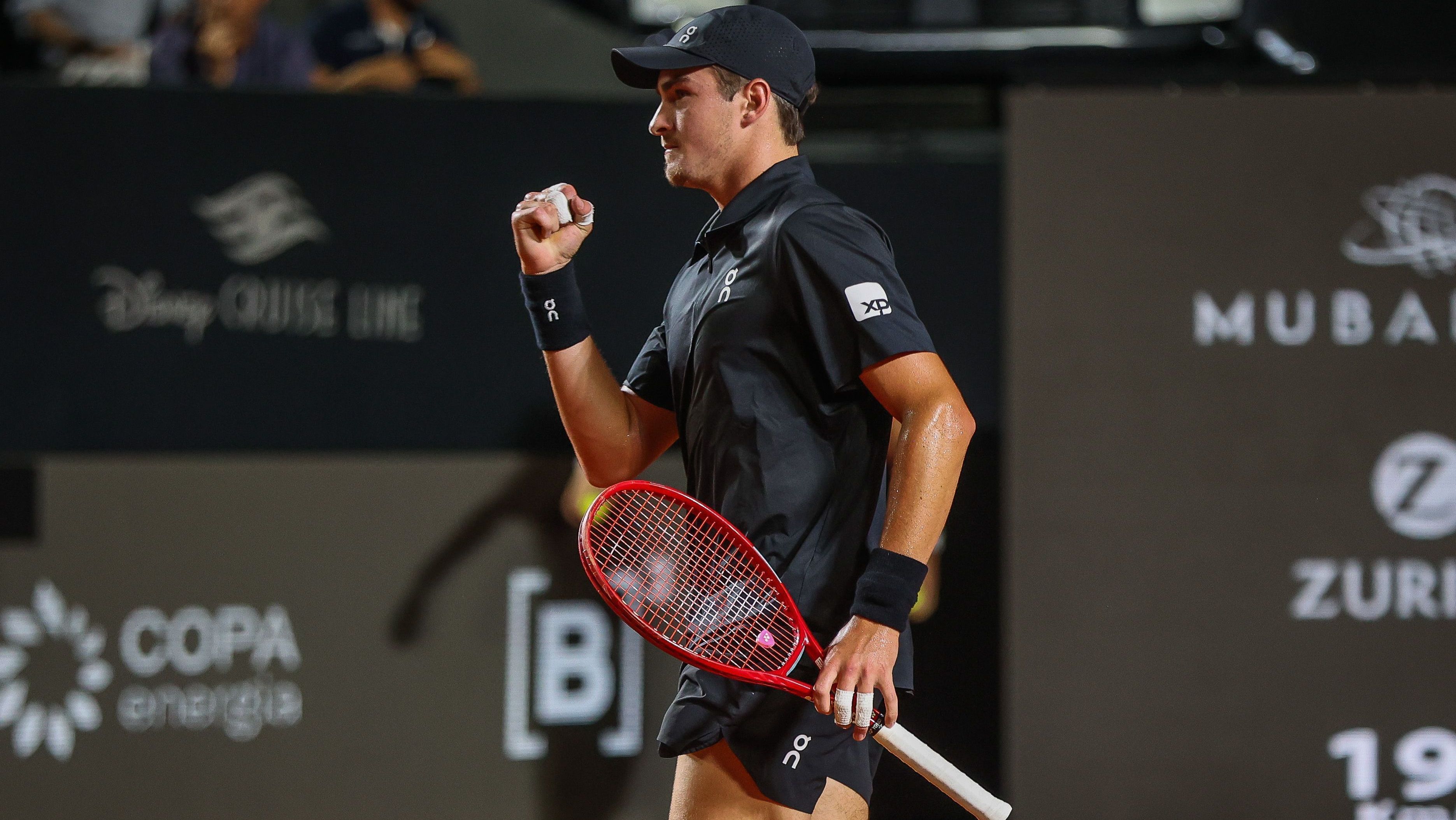João Fonseca comemora ponto contra o peruano Ignacio Buse nas oitavas de final do Rio Open