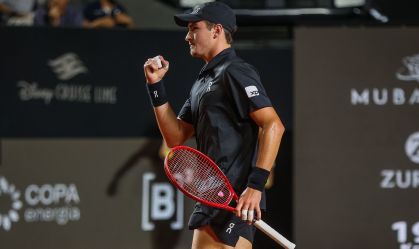 João Fonseca comemora ponto contra o peruano Ignacio Buse nas oitavas de final do Rio Open