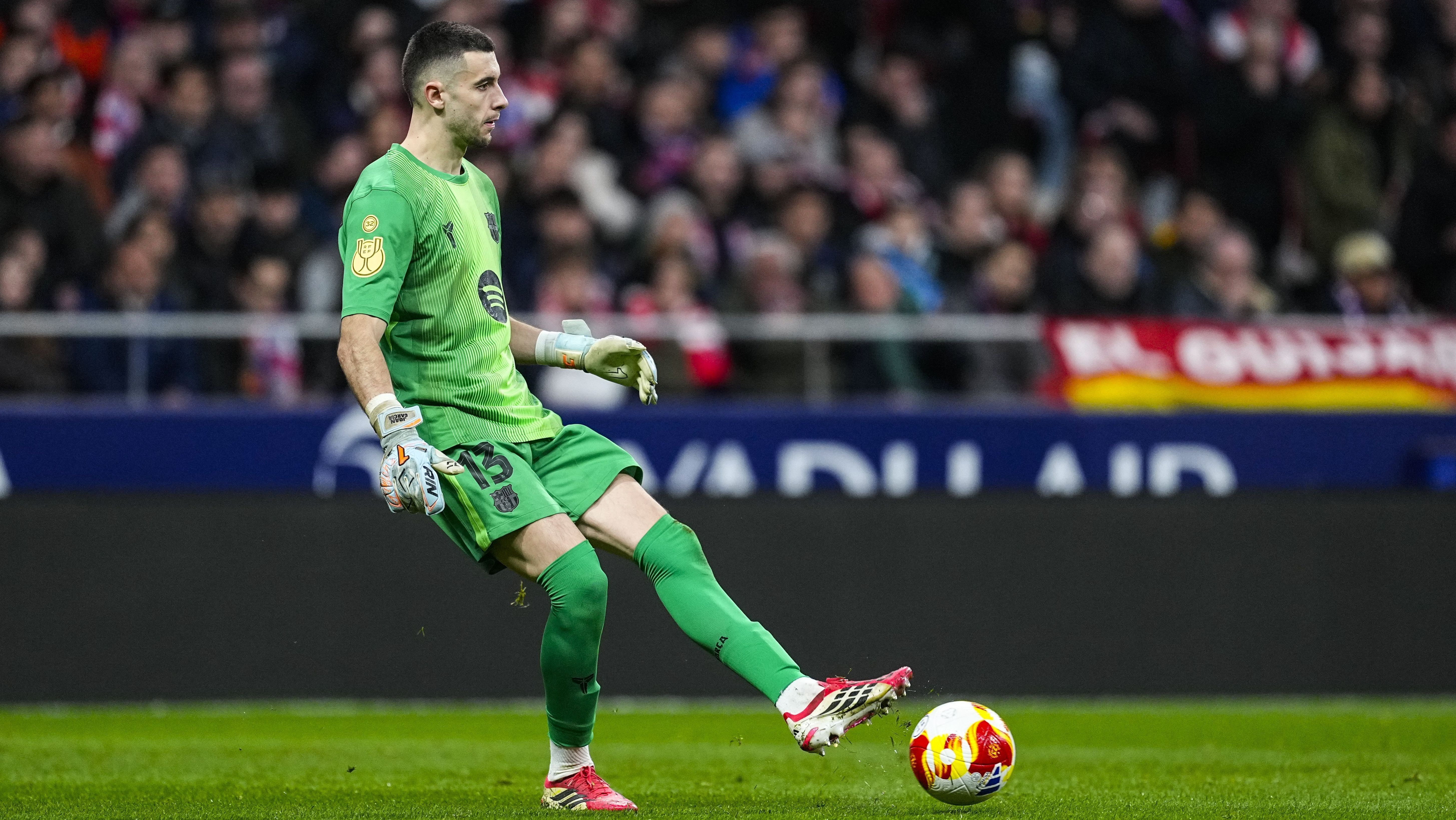 Joan García, goleiro do Barcelona, cometeu falha na semifinal da Copa do Rei contra o Atlético de Madrid.