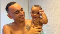 João Gomes mostra registros do primeiro banho de chuveiro do caçula