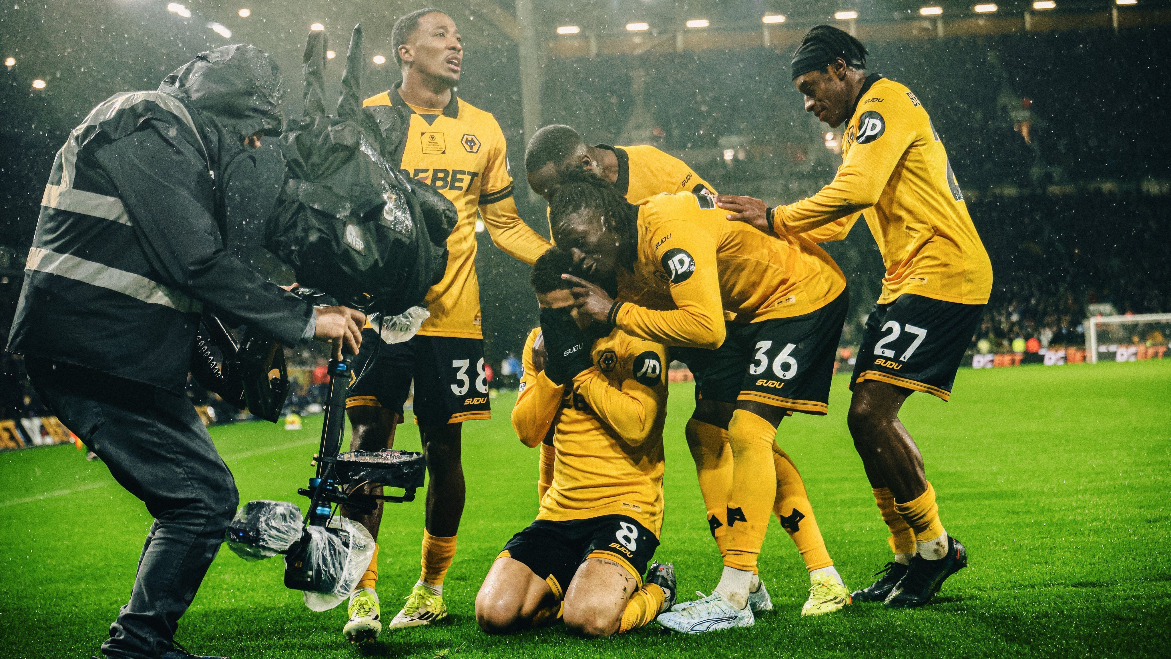 João Gomes se emociona após marcar o primeiro gol da vitória do Wolverhampton sobre o Aston Villa