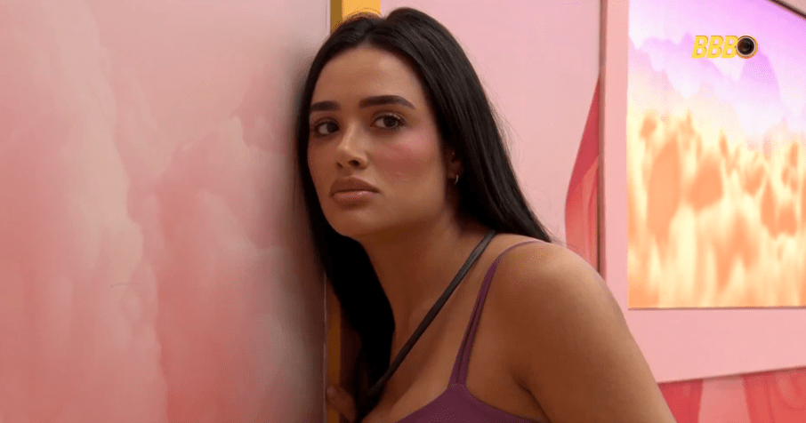 Jordana ouvindo conversas atrás da porta no BBB 26 • Reprodução/Rede Globo