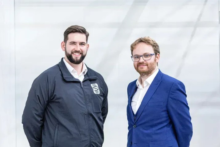 Joshua Western, CEO da Space Forge, com seu cofundador e CTO, Andrew Bacon • Forja Espacial