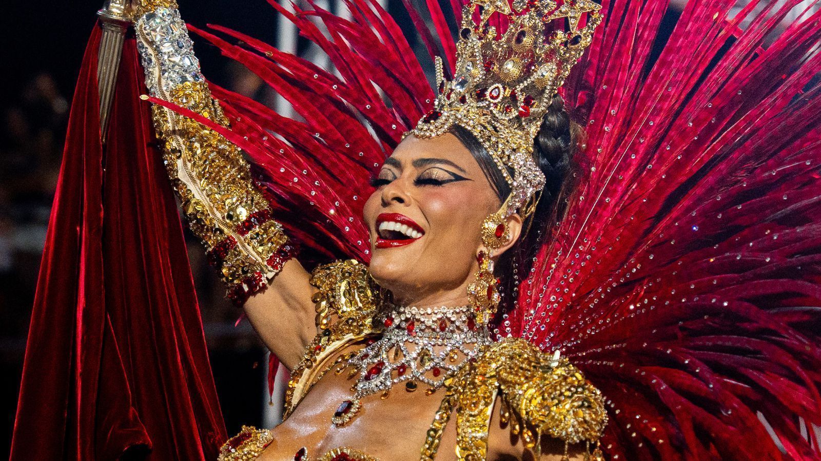 Juliana Paes é rainha de bateria da Unidos do Viradouro