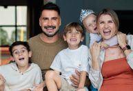 No ar em "Três Graças", Julio Rocha anuncia que será pai pela 4ª vez