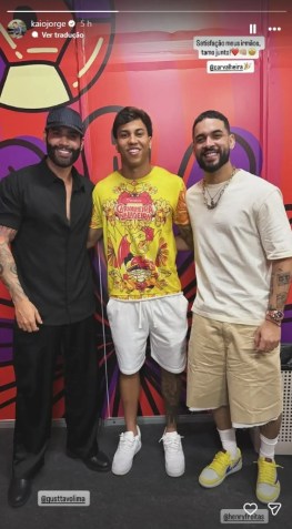 Kaio Jorge (centro), atacante do Cruzeiro, ao lado dos cantores Gusttavo Lima (à esquerda) e Henry Freitas (à direita). • Reprodução/Instagram/@kaiojorge
