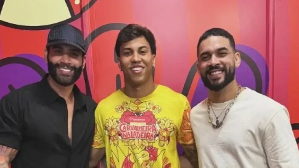 Kaio Jorge (centro), atacante do Cruzeiro, ao lado dos cantores Gusttavo Lima (à esquerda) e Henry Freitas (à direita).