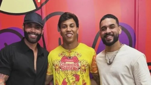 Kaio Jorge (centro), atacante do Cruzeiro, ao lado dos cantores Gusttavo Lima (à esquerda) e Henry Freitas (à direita).