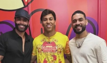 Kaio Jorge (centro), atacante do Cruzeiro, ao lado dos cantores Gusttavo Lima (à esquerda) e Henry Freitas (à direita).