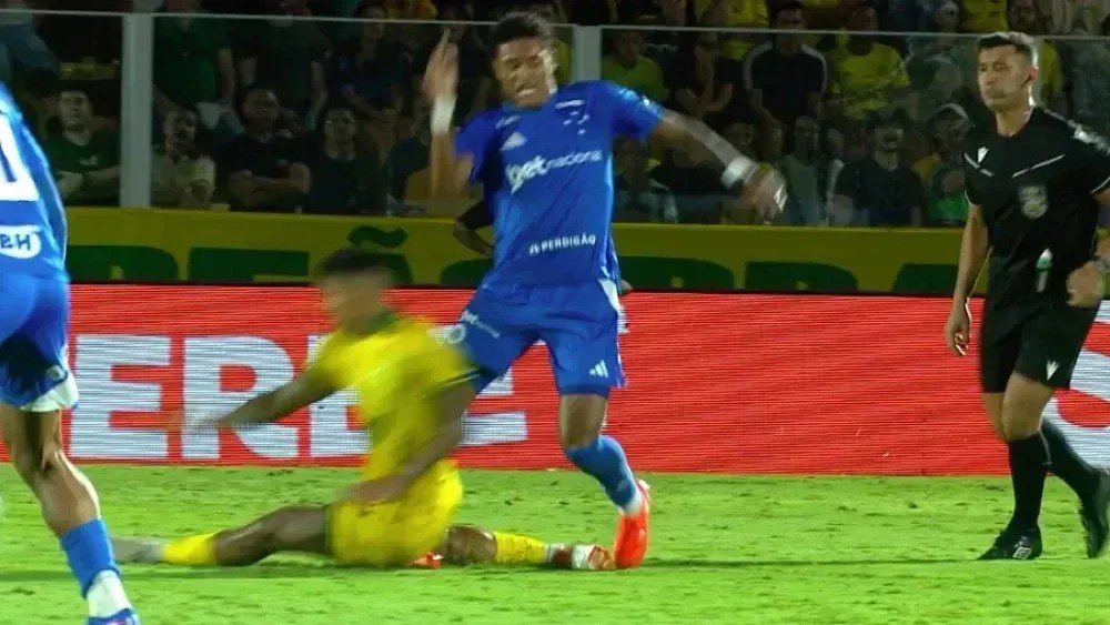 Yuri Lara foi expulso no lance com Kenji