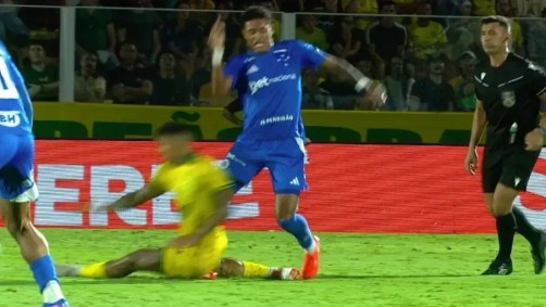 Yuri Lara foi expulso no lance com Kenji