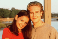 Katie Holmes homenageia James Van Der Beek com carta escrita à mão
