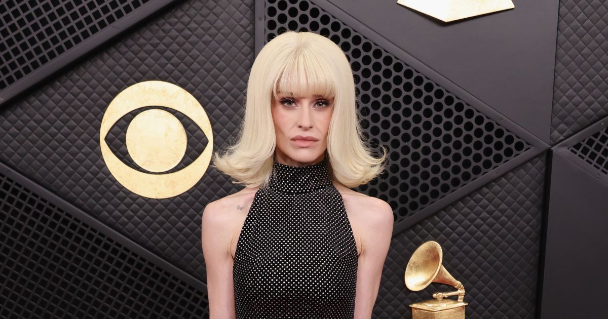 Kelly Osbourne em entrevista falando sobre sua relação com a irmã