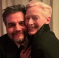 Kleber Mendonça Filho posta Wagner Moura e Tilda Swinton abraçados no Bafta