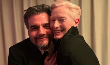 Kleber Mendonça Filho posta Wagner Moura e Tilda Swinton abraçados no Bafta