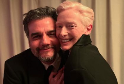Kleber Mendonça Filho posta Wagner Moura e Tilda Swinton abraçados no Bafta
