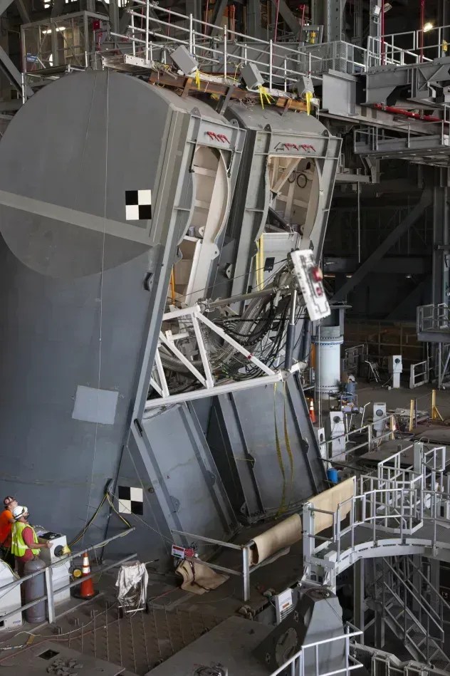 A imagem mostra o cabo umbilical do mastro de serviço traseiro (TSMU, na sigla em inglês) do foguete Space Launch System da NASA durante um teste de queda no Centro Espacial Kennedy da NASA, na Flórida, em 19 de junho de 2019 • Ben Smegelsky/NASA