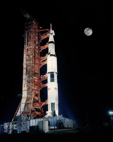 A Apollo 17 na plataforma de lançamento. Dentro da espaçonave estavam Gene Cernan, Ronald Evans e Harrison "Jack" Schmitt • Nasa
