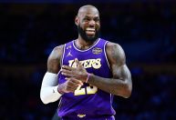 LeBron faz história e Lakers vencem Mavericks antes do All-Star