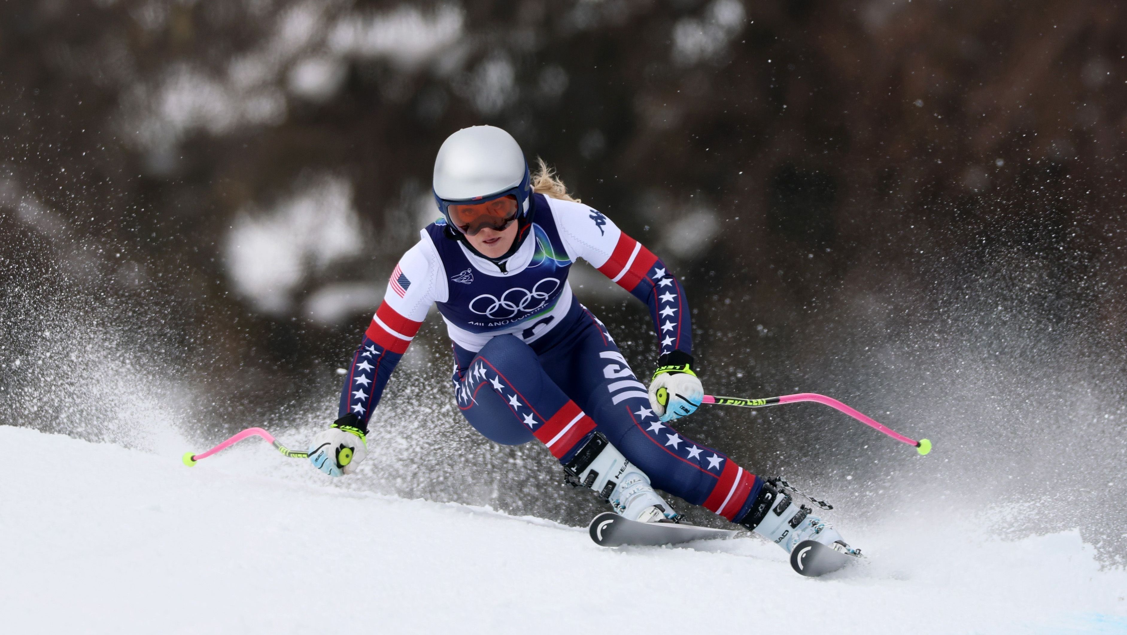 A norte-americana Lindsey Vonn esquia durante o treino de downhill feminino no dia zero dos Jogos Olímpicos de Inverno de Milão-Cortina 2026.