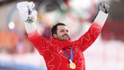 Loic Meillard, da Suíça, celebra a medalha de ouro conquistada no slalom do esqui alpino